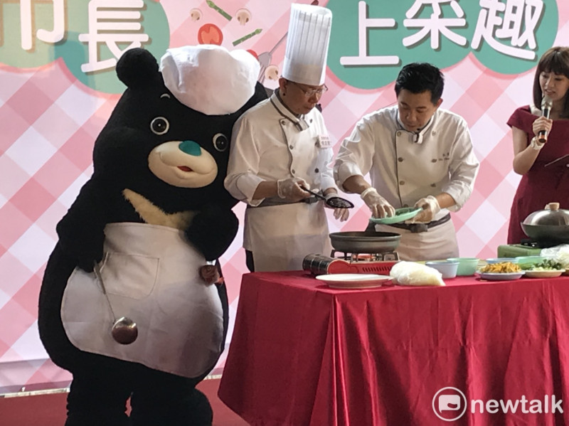 台北市長柯文哲化身廚師炒米粉，熊讚一直在旁邊搗亂。   圖 : 周煊惠 / 攝