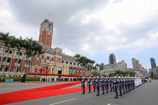 軍禮歡迎儀式今（21）日在總統府前廣場舉行，鳴放19響禮炮、演奏兩國國歌及閱兵。   圖：總統府提供