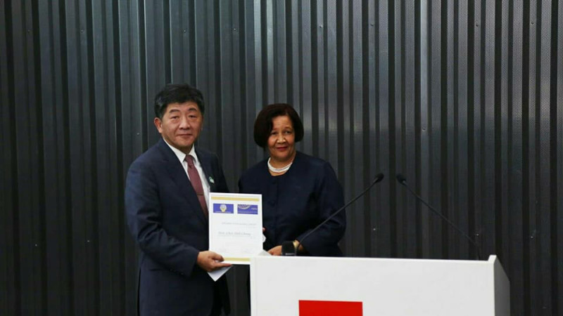世界公共衛生協會聯盟（WFPHA）19日頒發「公共衛生全球憲章大使」榮譽名銜予陳時中(左)。   圖：外交部／提供