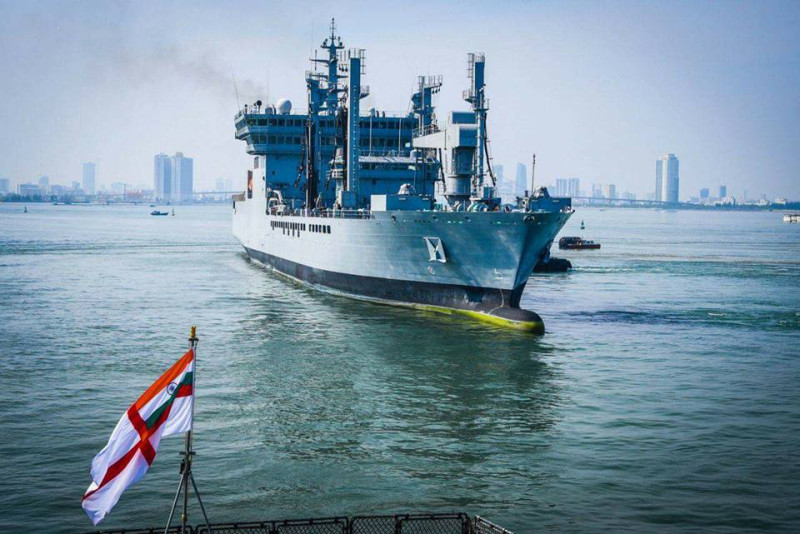 印度與越南在峴港展開首度聯合軍演，印方出動包括隱形護衛艦薩亞德里號、導彈艇卡莫爾塔號、加油船沙克地號等艦艇。   圖：翻攝Tejas-India's MRCA臉書