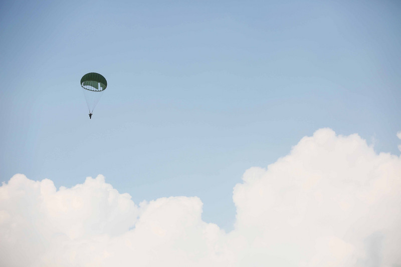許多民眾可能不知道，國軍傘員跳傘前都會由「自摺自跳」保傘連試風員先行躍出測試風速、風向數據，並回報給空中修正航向，必須擁絕佳技術與經驗才能勝任。   圖 : 中央社