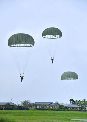 陸軍航特部空降訓練中心22日邀請媒體參訪傘兵訓練情形，圖為屏東潮州空降場傘兵自C-130H運輸機空降。   圖 : 中央社