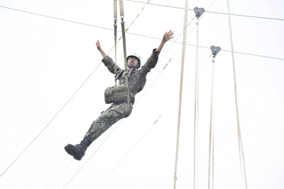 陸軍航特部空降訓練中心22日對外公開傘兵訓練情形，圖為空訓中心基本傘訓，學員模擬跳傘。   圖 : 中央社