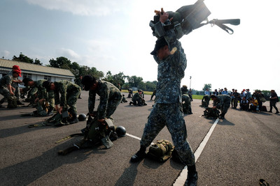 陸軍航特部空降訓練中心22日對外公開傘兵訓練情形，圖為航特部人員在屏東機場整備，執行跳傘任務。   圖 : 中央社