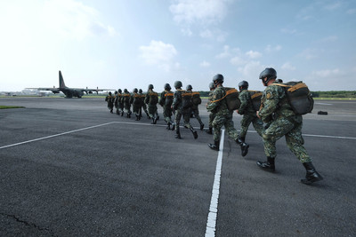 陸軍航特部空降訓練中心22日對外公開傘兵訓練情形，圖為航特部人員準備登上C-130H運輸機。   圖 : 中央社