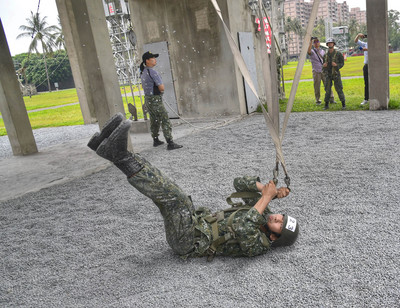 陸軍航特部22日對外公開傘兵訓練情形，傘兵在屏東空降訓練中心接受各種模擬訓練。   圖 : 中央社