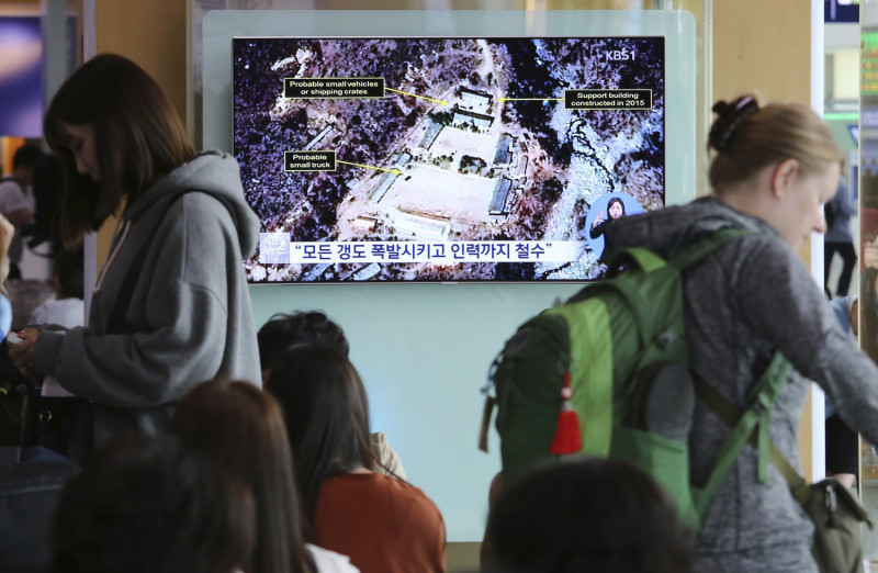 韓國首爾火車站一個電視牆上，正播出北韓豐溪里核試場的衛星圖像。專家認為，北韓願意拆除豐溪里試驗場可能顯示，相信自身的核項目已經取得充分進展，不再需要完整的核試驗。   圖：達志影像/美聯社