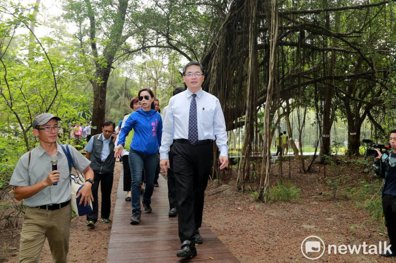 台南市代理市長李孟諺率局處首長走訪位於漁光島防風林內長達1公里的「林間步道」。   圖 : 黃博郎/攝