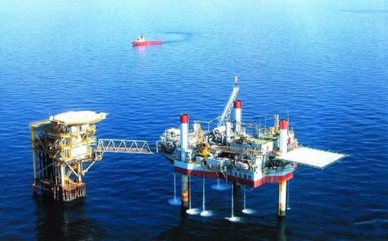 南海油氣蘊藏豐富，成為世界各國爭相採油的地區，圖為中國在南海的海上採油平台。   圖 : 翻攝自dili.xilu.com