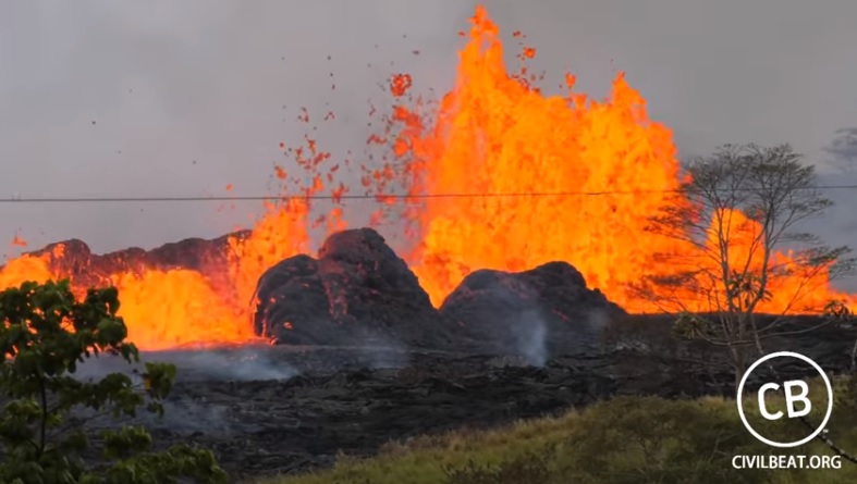 夏威夷大島幾勞亞火山自5月3日噴發以來，衝擊觀光業者的生計，夏季訂房慘跌將近50%，估計損失達新台幣67億元。   圖：翻攝youtube