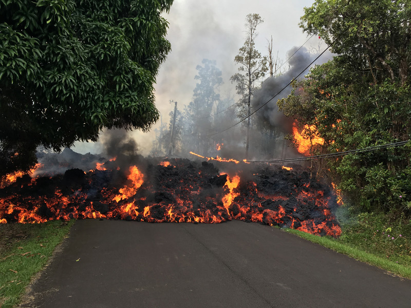 夏威夷活火山基拉韋厄火山爆發，熔岩流到公路，不斷噴出石塊、毒氣和蒸氣。      圖：翻攝美國地質調查局