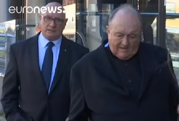 澳洲大主教威爾森（左）因在1970年代掩蓋神父性侵男童案件，今（22）日被判有罪。   圖：翻攝euronews