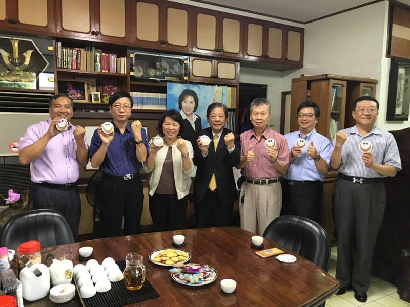 黃復興黨部南下為黃敏惠（左3）加持，宣示她是黨提名的市長參選人。   圖：取自黃敏惠臉書