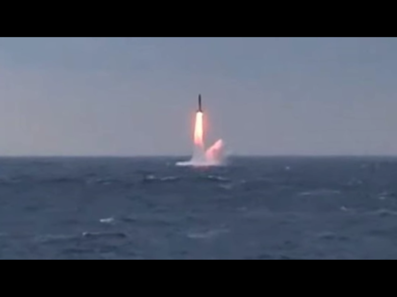 「狼牙棒」洲際彈道飛彈能裝置核彈頭，「多爾戈魯基號」首次海上測試，是在2009年。圖為去（2017）年6月，「多爾戈魯基號」成功試射「狼牙棒」的畫面。根據塔斯社22日的說法，這次成功試射4枚「狼牙棒」，是此型潛艦首次發射如此數量飛彈。   圖：翻攝自Youtube