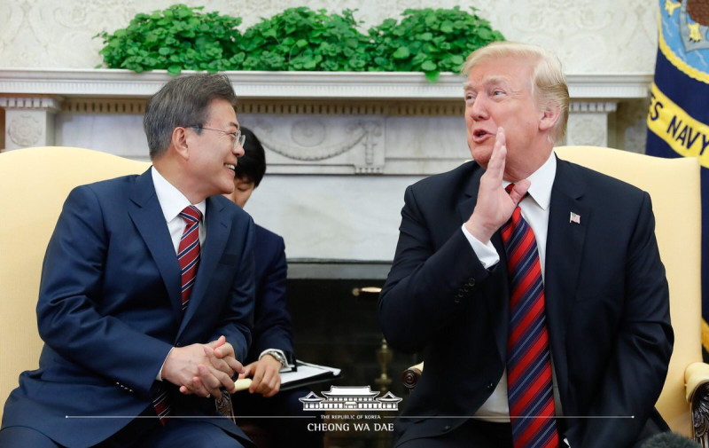 韓國總統文在寅（左）再會晤美國總統川普，討論朝鮮半島無核化，力圖挽救川金會。   圖：翻攝韓國統一部推特