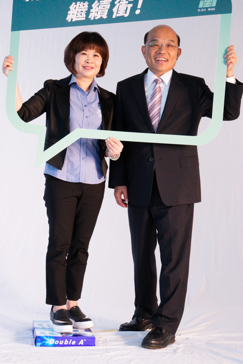 泰山區市議員參選人賴秋媚墊腳和蘇貞昌拍照。   圖：張良一/攝