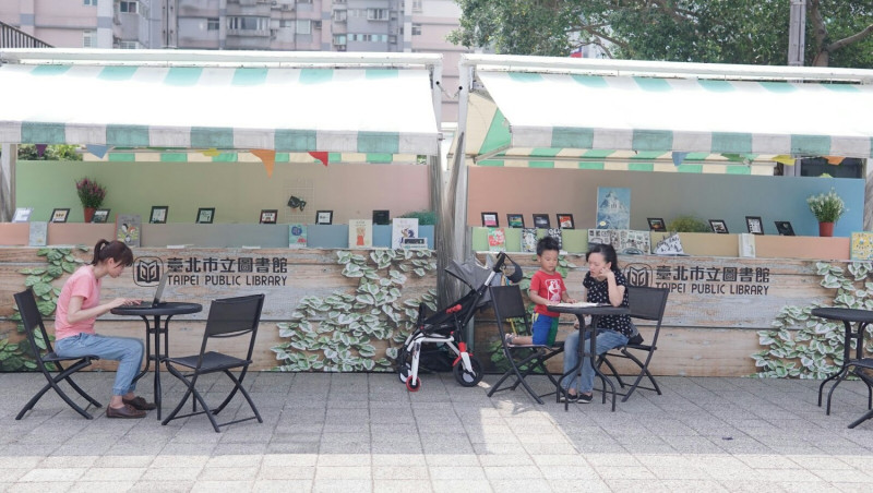 書展時間從即日起至25日下午1點30分至6點、26日早上9點至下午6點，自由參觀，歡迎市民朋友一起來四四南村野餐，體驗閱讀樂趣。   圖：台北市政府提供