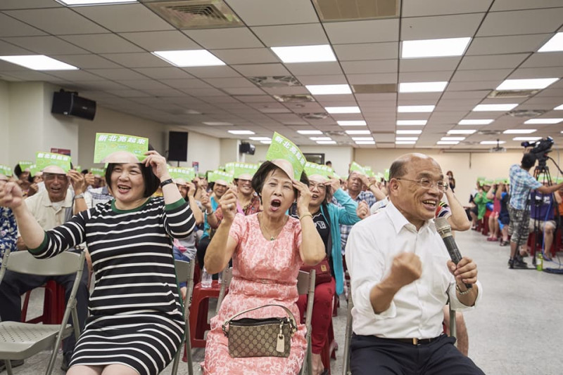 現場民眾開心地與蘇貞昌一起喊「衝衝衝」。   圖：蘇貞昌競選辦公室/提供