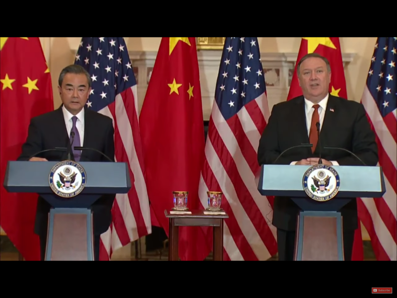 中國國務委員兼外交部長王毅（左）晚間應約與美國國務卿蓬佩奧（Mike Pompeo，右）通電話時稱，美方近段時間在多個方面採取損害中方利益的言行，中方敦促美方不要走得太遠了。   圖：翻攝自Youtube（資料照片）