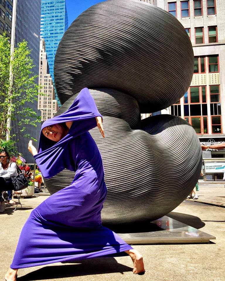 簡珮如在紐約街頭與藝術家康木祥運用台北101退役鋼纜製作的系列雕塑「重生」即興演出。   圖：翻攝簡珮如/臉書