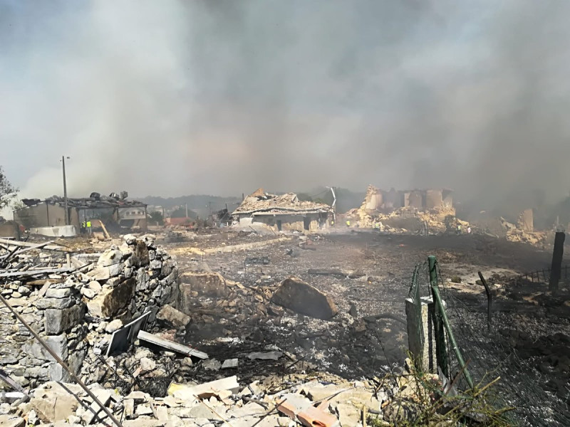西班牙加利西亞自治區圖伊市煙火工廠爆炸，事發地點為該廠的秘密倉庫，現場被夷為平地。   圖：翻攝Faro de Vigo推特