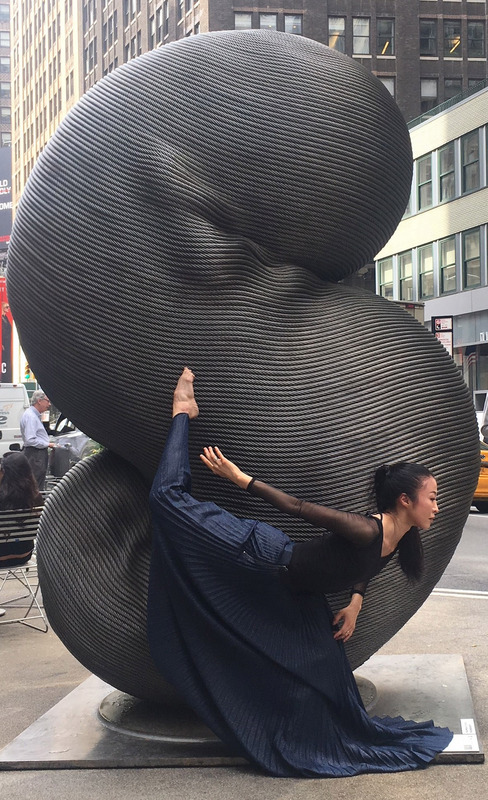 台灣旅美舞蹈家簡珮如今天起一連3天，在紐約街頭與藝術家康木祥運用台北101退役鋼纜製作的系列雕塑「重生」即興演出，她期盼透過跨藝術形式對話，擦出不同的火花。   圖/中央社