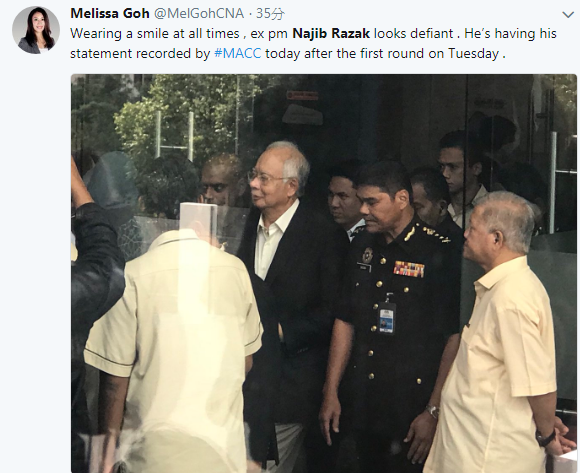 馬來西亞前總理納吉布（中戴眼鏡者）24日再接受反貪委員會總部調查，對媒體不發一語。   圖：翻攝Melissa Goh ‏推特