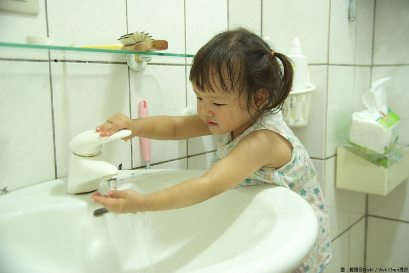 衛生局呼籲，務必要養成正確勤洗手的習慣，尤其5歲以下嬰幼兒是腸病毒併發重症的高危險族群，家長更需小心防範。   圖：翻攝自Flickr／Vick Chen提供