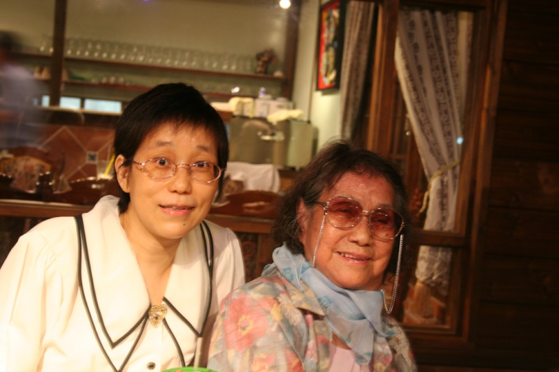 陳勤與三女洪雪華，晚年都是她陪媽媽去日本、綠島等活動。   圖：曹欽榮/攝