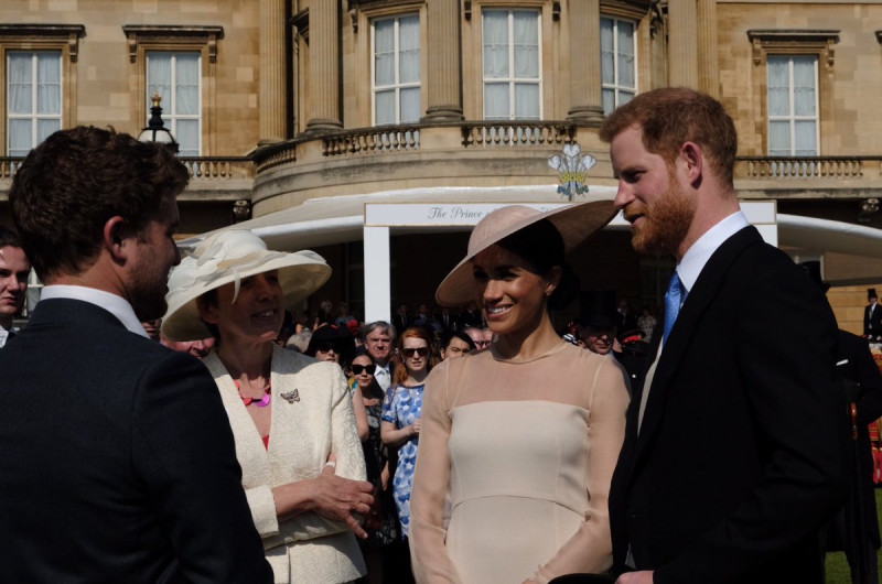 美國前演員梅根馬克爾（右二）與英國哈利王子（右）成婚後，開始各類王室活動。   圖：翻攝肯辛頓宮推特
