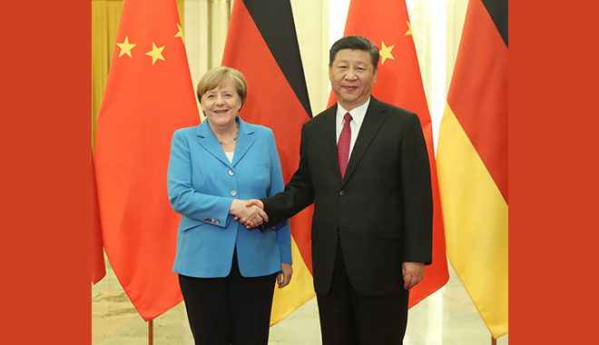 習近平讚賞梅克爾（左）對中德關係的高度重視，梅克爾則表示，很高興連任德國總理後很快來華訪問，中國是國際社會重要成員，是德國重要貿易伙伴。   圖：翻攝自新華網