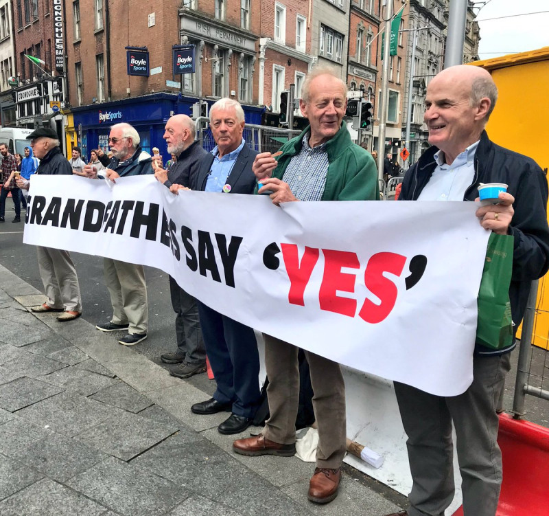 愛爾蘭25日舉行歷史性墮胎公投，正反陣營在街頭拉票。愛爾蘭歷史性的墮胎合法化公投，首份官方結果顯示，66%的民眾支持廢除憲法對墮胎的限制。   圖：翻攝Together for Yes推特