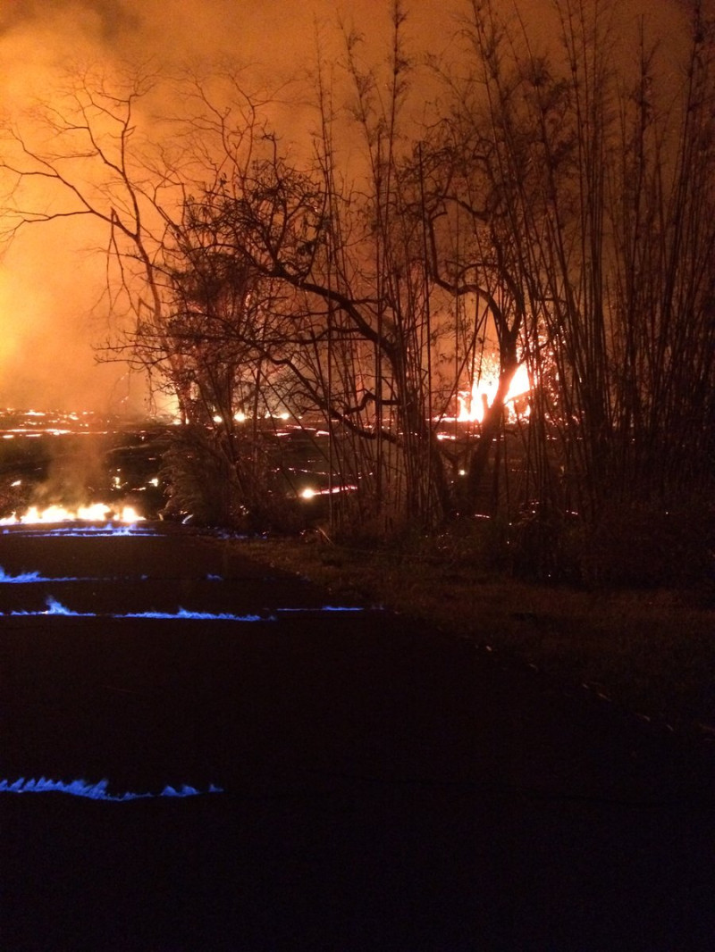 夏威夷基拉韋厄火山持續噴發，科學家觀測到藍色火焰，顯示有甲烷氣體，發出爆炸警告。   圖：翻攝美國地質調查局火山天文台推特