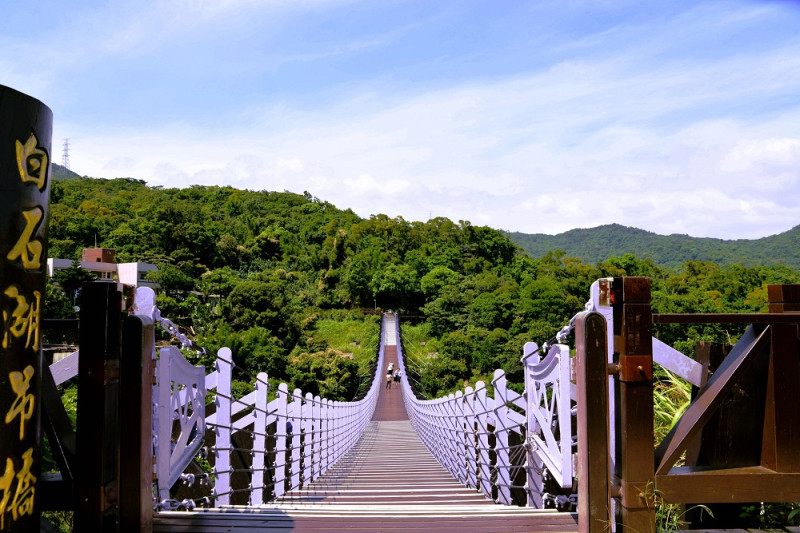 白石湖吊橋是現今熱門的吊橋拍照景點！   圖：台北市工務局提供