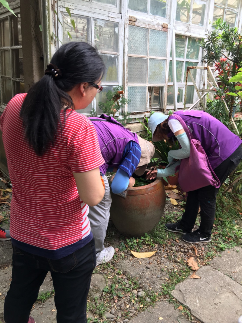 台北市衛生局派員至校園進行病媒蚊密度調查。   圖：台北市衛生局／提供