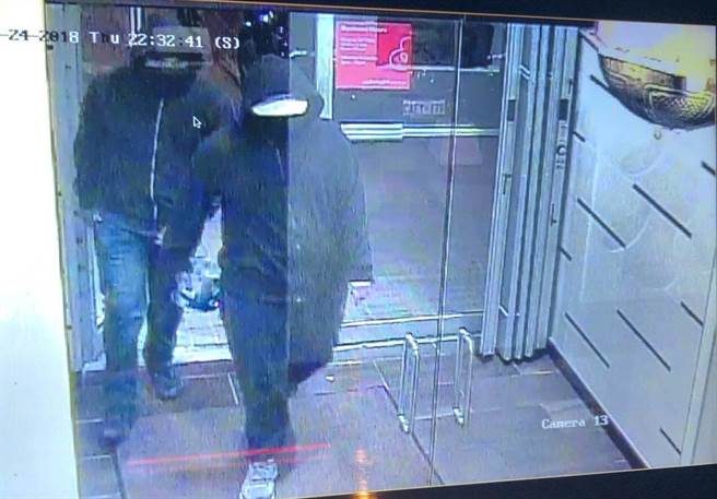 加拿大安大略餐廳的監視器拍到，兩名嫌犯進入餐廳放置炸彈的畫面。

   圖：翻攝Peel Regional Police推特