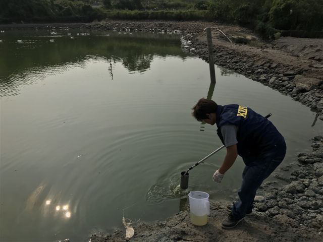 環保局人員也在養鴨場水池取樣送驗。   圖：高雄市環保局/提供
