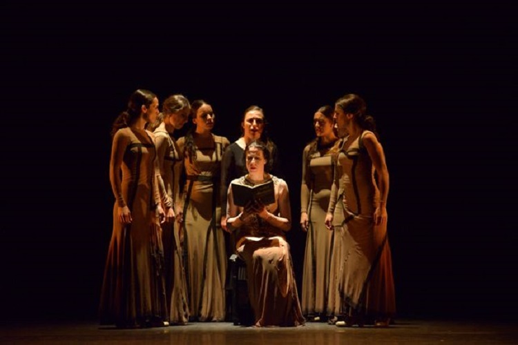 《舞吧！！卡門》以法國作曲家比才所創作的歌劇《卡門》為基礎，，加入更多創新元素及現場樂師，演員角色全由女舞者飾演。   圖：高雄市文化局/提供