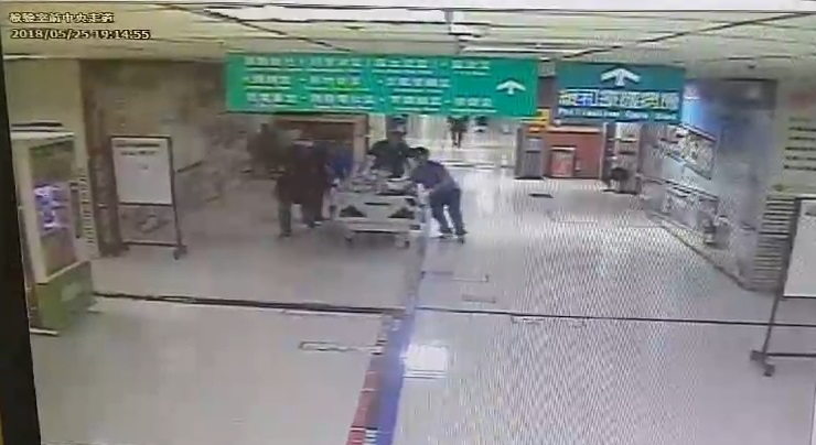 榮總嘉義分院昨晚傳出病患家屬刺傷護理人員，經緊急搶救後，仍有生命危險。   （翻攝畫面）