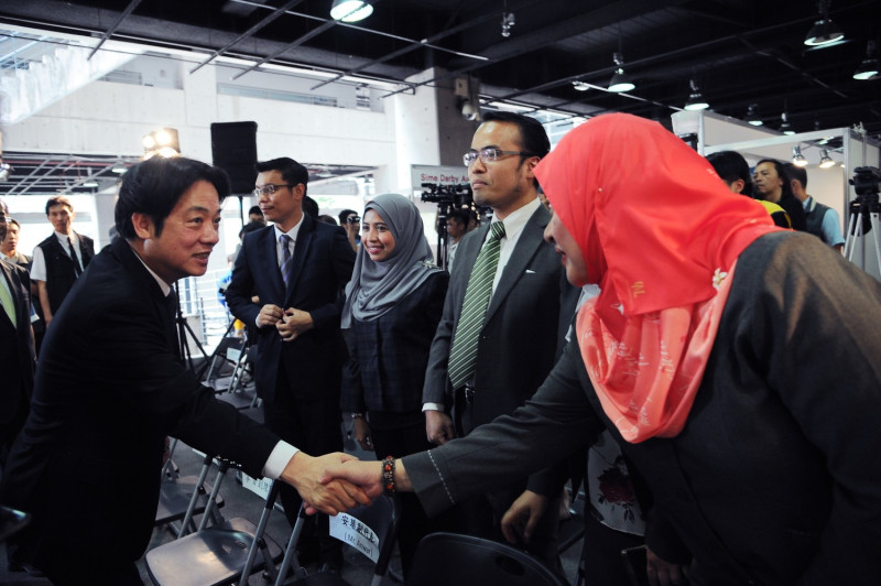 賴清德今天出席「馬來西亞僑台商攬才博覽會」開幕典禮，與僑商握手。   圖：行政院新聞局提供