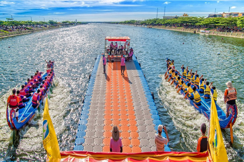 每年端午節在鹿港的福鹿溪都有傳統龍舟競賽活動，吸引許多人共襄盛舉。   圖：觀光局提供