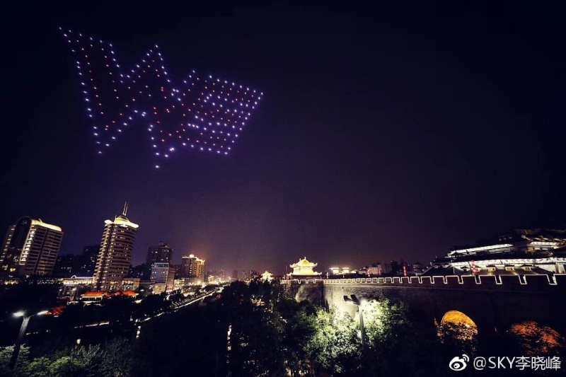 WE入城儀式，用百架無人機在黑夜中閃爍WE的字樣。   圖：翻攝自 SKY李曉峰 微博