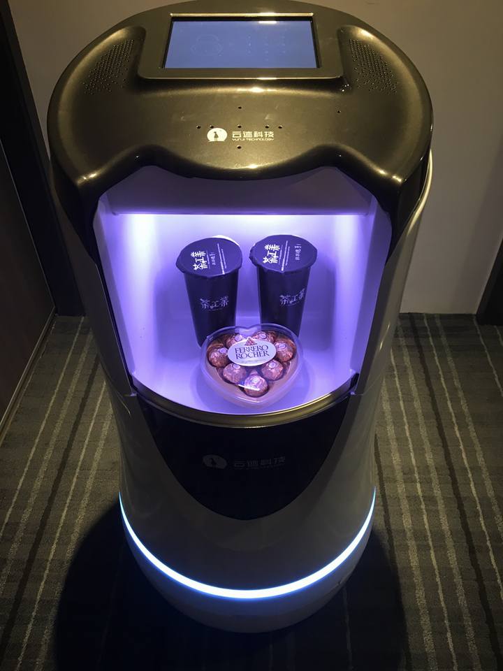 全自動的「潤RUN」商用服務機器人，為旅客進行客房服務。   圖：翻攝自CHASE Walker Hotel 鵲絲旅店FB