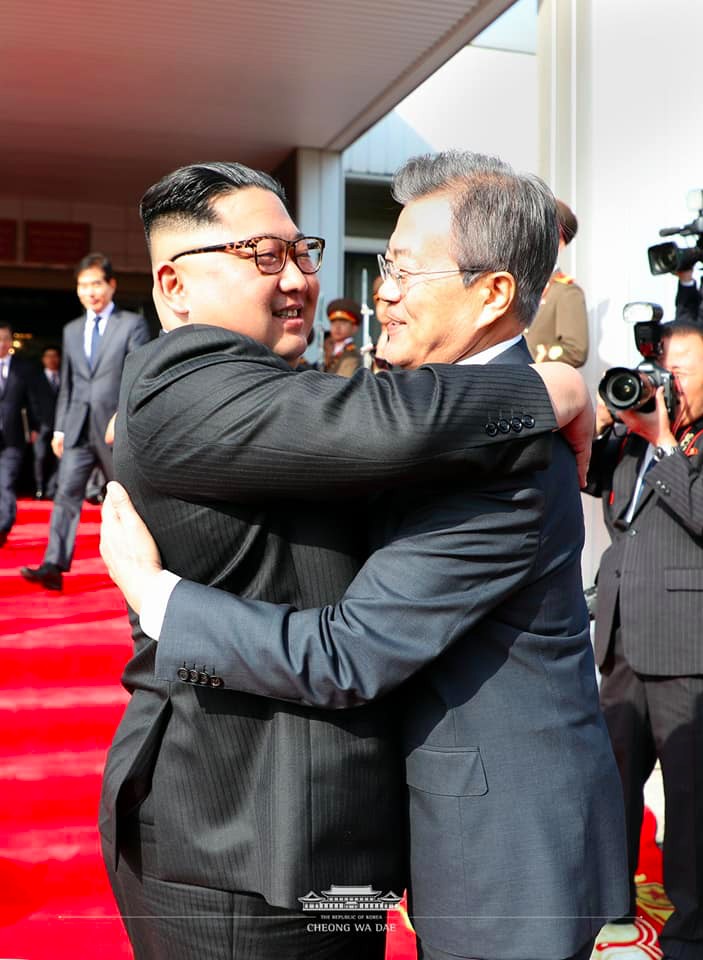 南韓總統文在寅與北韓領袖金正恩，上月27日剛舉行文金會，據南韓媒體報導，南韓總統文在寅宣布已經二度「文金會」。   圖：翻攝青瓦台臉書