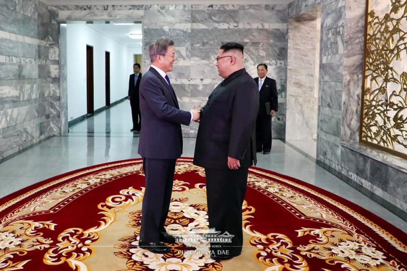 南北韓官員今(13)日在板門店北韓側統一閣舉辦高層會談，準備「文金三會」的相關事宜。資料照片。   圖：翻攝青瓦台臉書