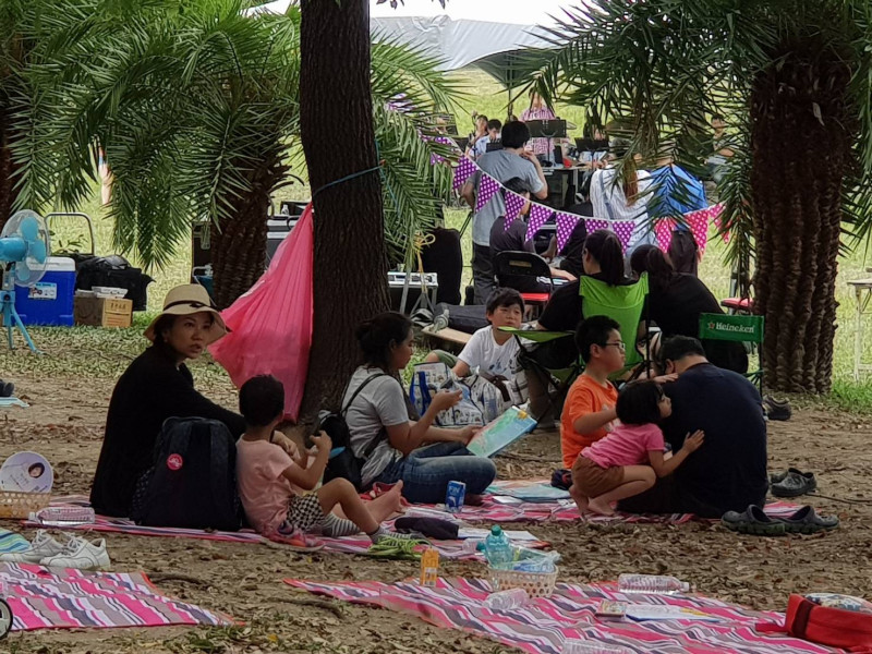 新莊運動公園的陽光草坪擠滿野餐的民眾。                         圖：張晉婷提供