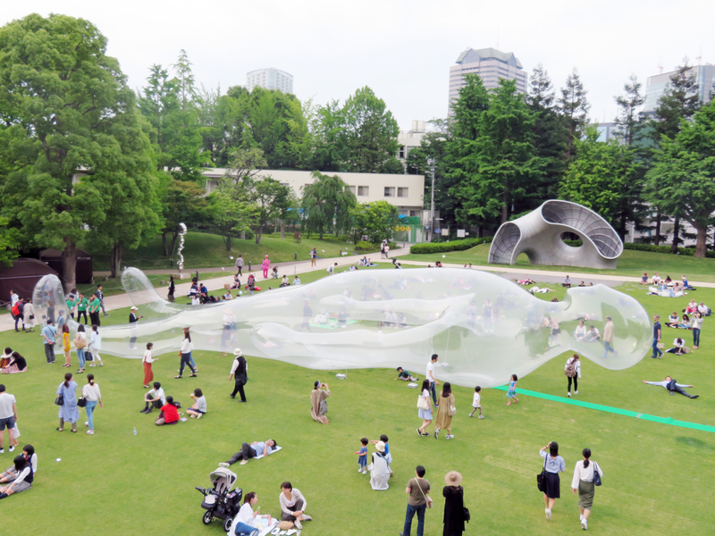 東京「六本木藝術之夜2018」涵蓋裝置藝術、影音、表演等，讓六本木街道彷彿一座藝術遊樂園。圖為現代藝術家鈴木康廣的作品「空氣人」。   圖：中央社