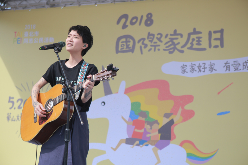 香港歌手盧凱彤26日下午在台北出席「2018國際家庭日草地園遊會」，用歌聲力挺婚姻平權。   圖：婚姻平權大平台提供