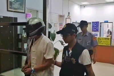 警方移送時，面對媒體詢問，陳男只是小聲表示「我錯了」。   圖/中央社