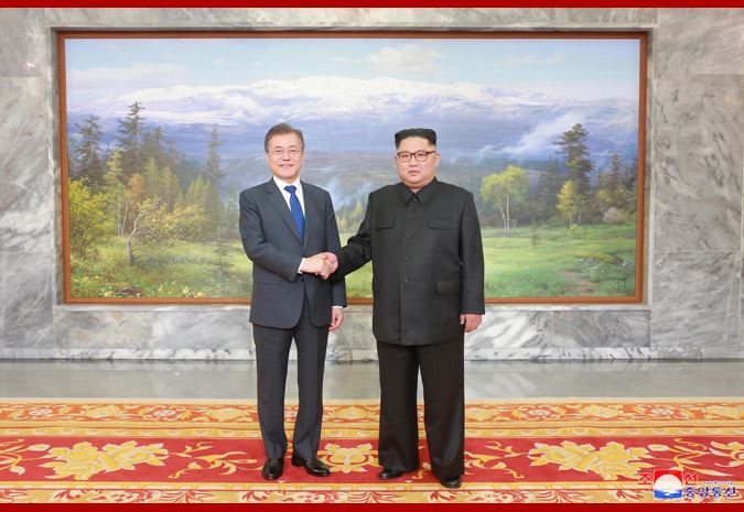 北韓領導人金正恩（右）和南韓總統文在寅（左）26日突然舉行面對面會談，金正恩表明希望6月與美國舉行高峰會的「堅定意志」。   （圖取自北韓中央通信社 www.kcna.kp）